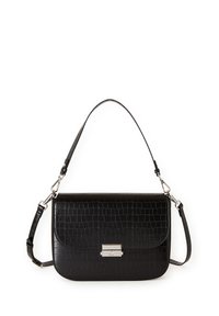 Černá crossbody taška s texturovaným krokodýlím vzorem, stříbrnými kovovými přezkami a odnímatelným ramenním popruhem. Hladký kožený povrch.