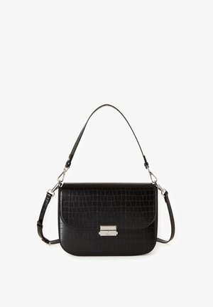 Zwarte crossbody tas met een gestructureerd krokodillenpatroon, zilveren sluiting en een afneembare schouderband. Gladde leren afwerking.