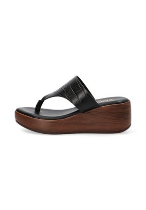 Sandalia negra tipo tanga con tira ancha texturizada y suela plataforma de madera marrón elevada, vista lateral sobre fondo blanco.