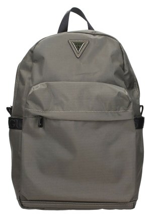 Zaino in tessuto grigio con una patch a logo triangolare, una tasca frontale con zip e una finitura texture. Caratterizzato da spallacci regolabili e maniglia superiore.