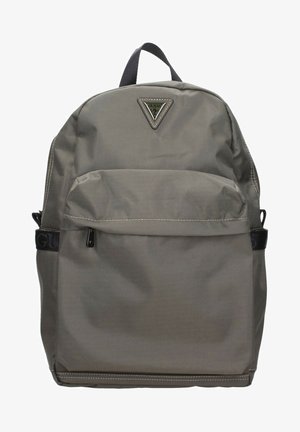 Zaino in tessuto grigio con una patch a logo triangolare, una tasca frontale con zip e una finitura texture. Caratterizzato da spallacci regolabili e maniglia superiore.