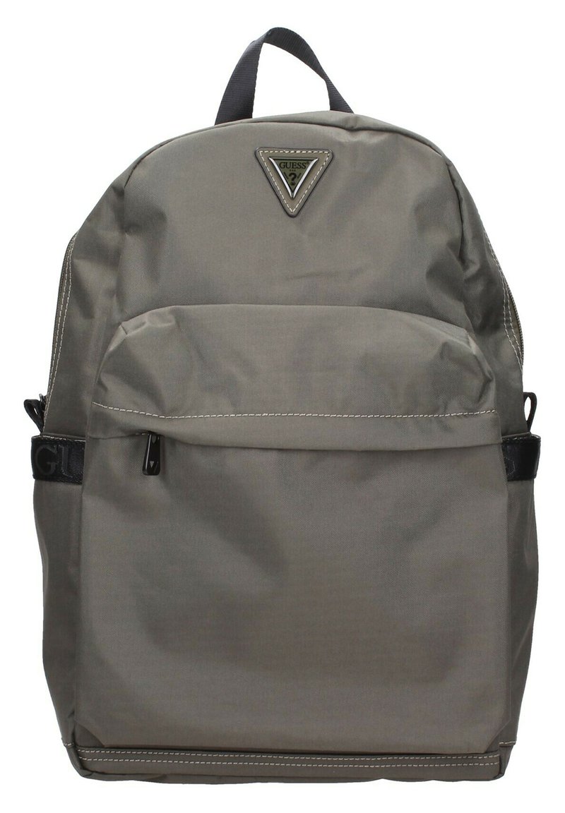 Zaino in tessuto grigio con una patch a logo triangolare, una tasca frontale con zip e una finitura texture. Caratterizzato da spallacci regolabili e maniglia superiore.