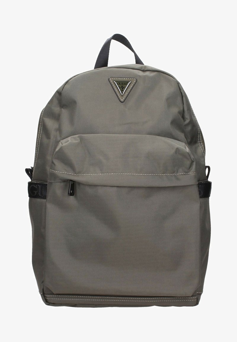 Zaino in tessuto grigio con una patch a logo triangolare, una tasca frontale con zip e una finitura texture. Caratterizzato da spallacci regolabili e maniglia superiore.