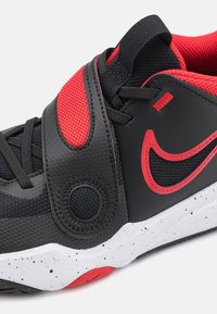 Nike Performance TEAM HUSTLE D 11 - Kosárlabdacipők - black/university red/white