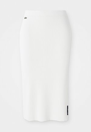Gonna midi bianca a costine con una silhouette aderente. Presenta un'etichetta nera del marchio sul lato. Il materiale ha una texture liscia e una vita elasticizzata.