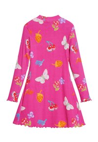 Langärmliges pinkes Kleid mit gerippter Textur, verziert mit bunten Mustern von Erdbeeren, Kirschen, Schmetterlingen und Blumen. Gezackter Saum.