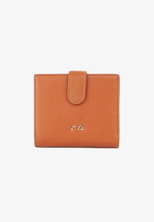 Portafoglio in pelle arancione con finitura texture, chiusura a calamita e logo dorato sulla parte frontale. Design compatto e rettangolare.