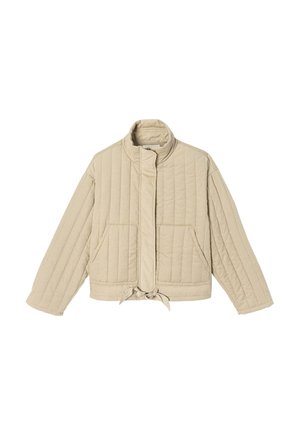 Veste matelassée beige avec col montant, poches avant, fermeture éclair dissimulée et détail noué à l'ourlet, présentée à plat sur un fond blanc.