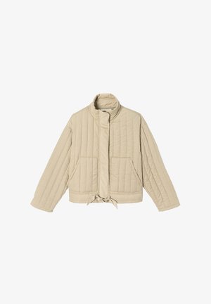Veste matelassée beige avec col montant, poches avant, fermeture éclair dissimulée et détail noué à l'ourlet, présentée à plat sur un fond blanc.