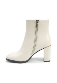 Botine albe din piele, cu vârful ascuțit, fermoare laterale duble și toc pătrat accentuat cu elemente aurii. Textură netedă, design modern.