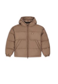 Chaqueta de plumas marrón con aislamiento, capucha desmontable, cierre con cremallera, puños elásticos y bolsillos laterales. Presenta un pequeño logo en el pecho.