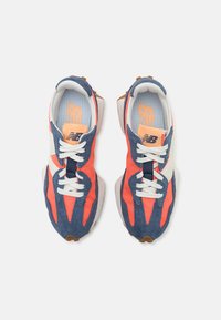 Sportliche Schuhe in einer Kombination aus orange, marineblau und weißem Wildleder. Das Design zeichnet sich durch auffällige Streifen, eine gepolsterte Sohle und weiße Schnürsenkel aus.