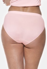 Różowe majtki z wysokim stanem, wykonane z miękkiego, rozciągliwego materiału o gładkim wykończeniu. Posiadają szeroki elastyczny pasek w talii i bezszwowy design.