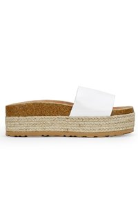 Sandal blanco de slide con una tira ancha, que presenta una suela de corcho envuelta en yute y una plataforma texturizada para mayor altura y comodidad.