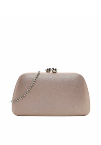 Pochette rosa chiaro con finitura texturizzata, tracolla in catena argentata e dettagli in metallo rotondo. Forma arrotondata e design compatto.