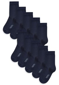 Calze di cotone blu navy, con un polsino a costine e una texture liscia. Dieci paia disposte in una pila. Ogni calza presenta un piccolo logo sul lato.