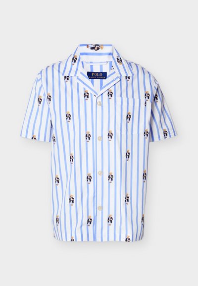 Chemise à manches courtes à rayures bleu clair et blanc, ornée d'un motif d'ours. En coton, avec une poche poitrine et une fermeture boutonnée sur le devant.