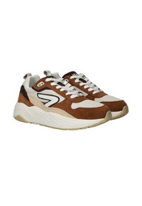 Braune und weiße Sneakers mit einer Mischung aus Wildleder- und Netzmaterialien, einer klobigen Sohle und einem auffälligen schwarzen Logo an der Seite.