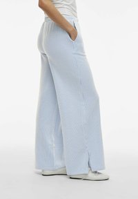 Blauwe en witte geruit brede broek met een hoge taille, zijzakken en een ontspannen pasvorm met splitten aan de onderrand.