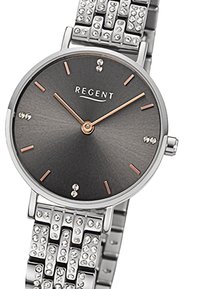 Montre ronde en argent avec un cadran texturé gris foncé, des index en or rose et un bracelet en acier inoxydable incrusté de cristaux brillants.