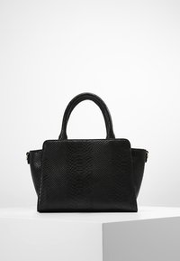 Svart handväska med en texturerad, ormskinnsmönster. Har två korta handtag och en strukturerad form med dragkedjestängning.
