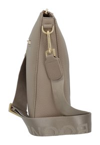 Borsa a tracolla in pelle taupe testurizzata con ampia tracolla regolabile, caratterizzata da logo impresso e chiusura in metallo dorato.
