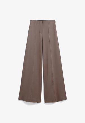 Weite Hosen aus einem gedämpften braunen Stoff, mit einer glatten Textur, vorderen Falten und einem hoch taillierten Design. Keine sichtbaren Akzente oder Beschläge.