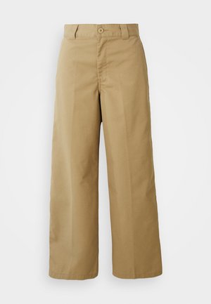Pantaloni larghi beige realizzati in tessuto misto cotone, dotati di chiusura a bottone, passanti per cintura e tasche frontali.
