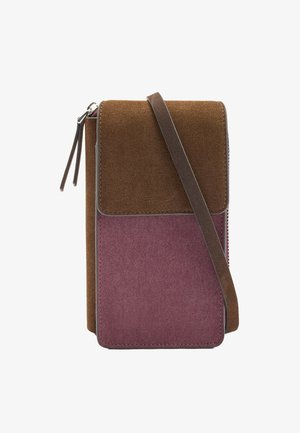 Brązowo-fioletowa torba na ramię z zamszu z magnetyczną klapką, zamkiem błyskawicznym i regulowanym paskiem. Charakteryzuje się gładką fakturą i starannym szwem.