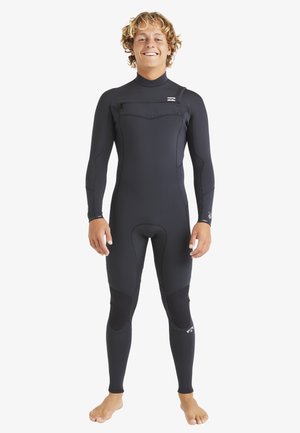 Mutino nero con maniche lunghe e collo alto, dotato di cuciture flatlock e pannelli per le ginocchia. Realizzato in materiale elastico e resistente all'acqua.