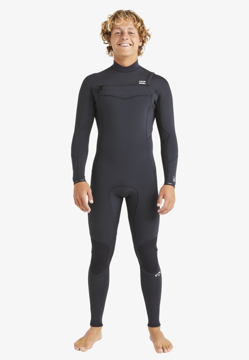 Czarny piankowy kombinezon z długimi rękawami i wysokim kołnierzem, z płaskimi szwami i panelami na kolana. Wykonany z elastycznego, wodoodpornego materiału.