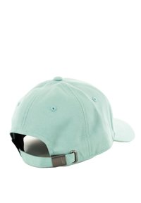 Casquette de baseball bleu clair en coton, avec une visière courbée, une sangle ajustable à l'arrière et des trous de ventilation sur le sommet.