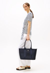 Tommy Hilfiger - LOGOTAPE TOTE - Bolso de mano - blue Imagen en miniatura 1