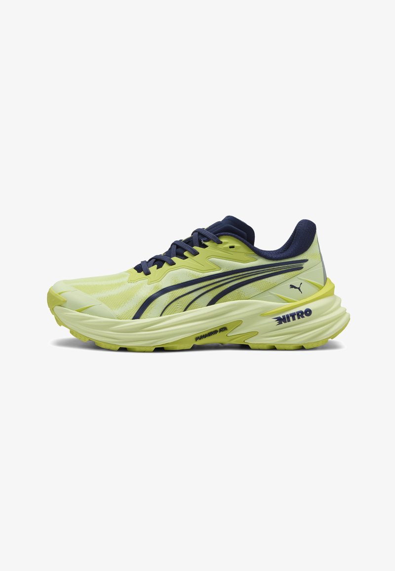 Chaussure de course Puma jaune et bleu marine avec semelle épaisse, marquage "NITRO" et logo Puma sur le côté du talon.