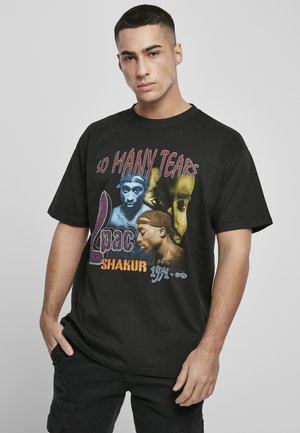Sort bomulds t-shirt med grafisk tryk af Tupac Shakur, med farverig tekst "So Many Tears" og bemærkelsesværdige billeder på fronten.