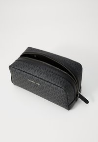 Schwarze Kosmetiktasche mit Michael Kors Monogrammmuster, glatter Textur, doppelten Reißverschlüssen, rechteckiger Form und eleganter Gestaltung.
