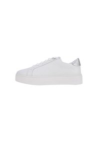Sneaker bianca con tomaia in pelle liscia, lacci piatti, punta rotonda, accentuazione argentata sul tallone e logo impresso di lato. Suola platform.