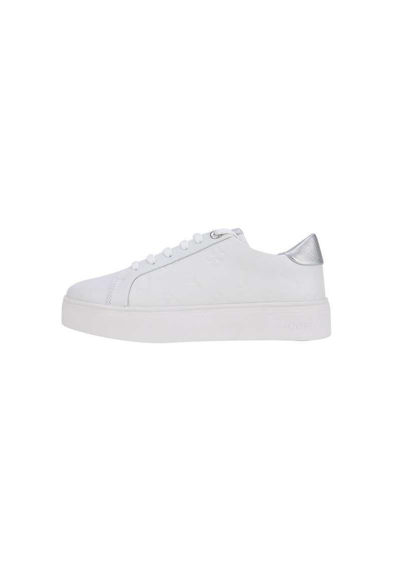 Sneaker bianca con tomaia in pelle liscia, lacci piatti, punta rotonda, accentuazione argentata sul tallone e logo impresso di lato. Suola platform.