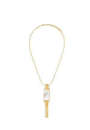 Collier chaîne en or avec pendentif rectangulaire en nacre blanche et pampilles dorées suspendues sur fond blanc.