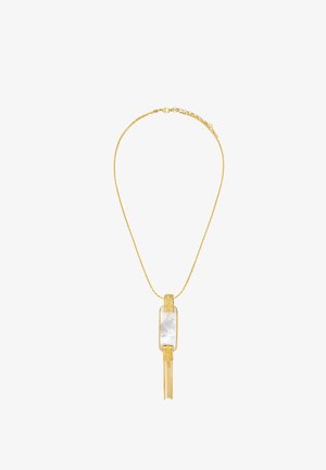 Collier chaîne en or avec pendentif rectangulaire en nacre blanche et pampilles dorées suspendues sur fond blanc.