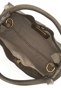 Piccola borsa a tracolla in pelle verde oliva con una finitura texturizzata, dotata di hardware dorato, fodera in tessuto e dettagli cuciti lungo i bordi.