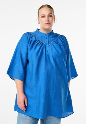 MIT HÄKELBORTEN - Blouse - blue