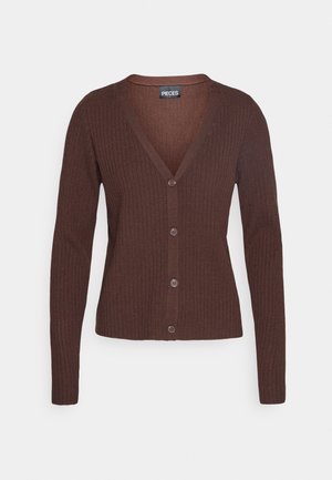 Cardigan marrone a coste in maglia con maniche lunghe, scollo a V e quattro bottoni sul davanti, con etichetta "PIECES" all'interno del colletto.