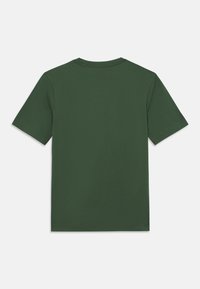 Πράσινο κοντομάνικο T-shirt κατασκευασμένο από απαλό βαμβάκι. Διαθέτει κλασικό στρογγυλό λαιμόκοψη και απλό σχέδιο χωρίς ορατά σχέδια ή διακοσμητικά στοιχεία.