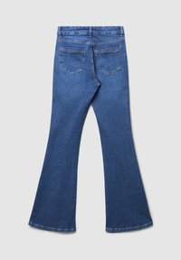 Jeans a zampa d'elefante blu con una texture di denim liscia, tasche posteriori e una vita. Il tessuto presenta un lavaggio classico e uniforme senza motivi.