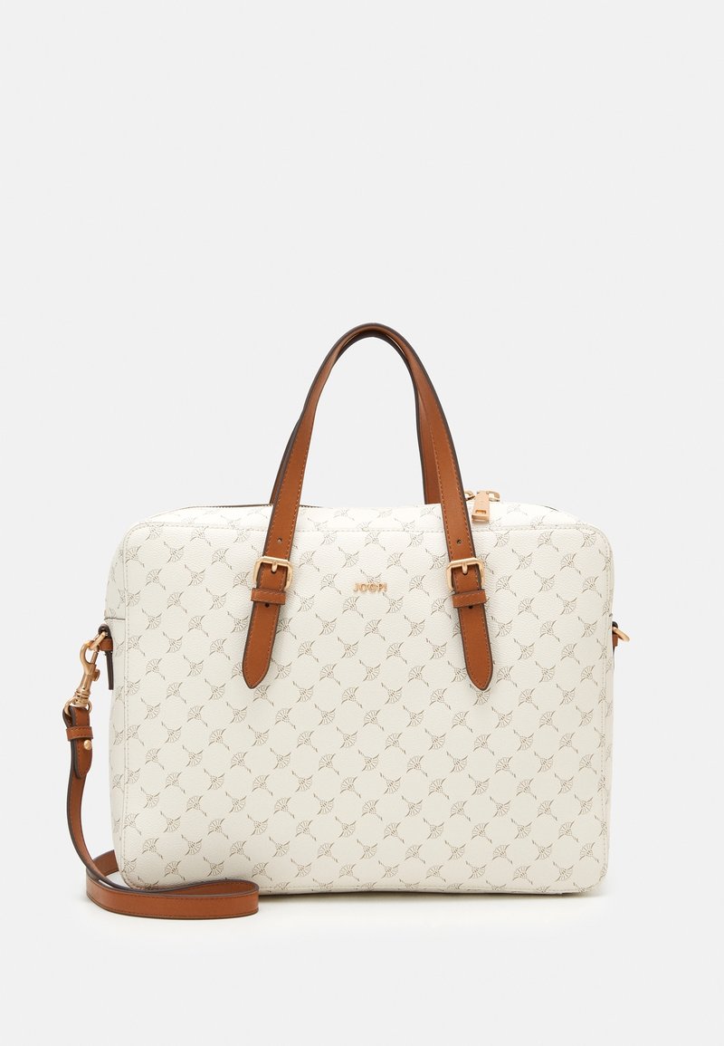 Sac à main blanc texturé avec des anses et des accents en cuir marron, présentant un motif subtil et un logo doré, de forme rectangulaire avec deux poignées.