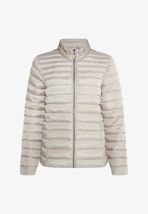 Svetlo bež puffarka z visokim ovratnikom, vertikalnim prešitim vzorcem, sprednjim zadrgo in dolgimi rokavi; gladka, sijoča površina tkanine.