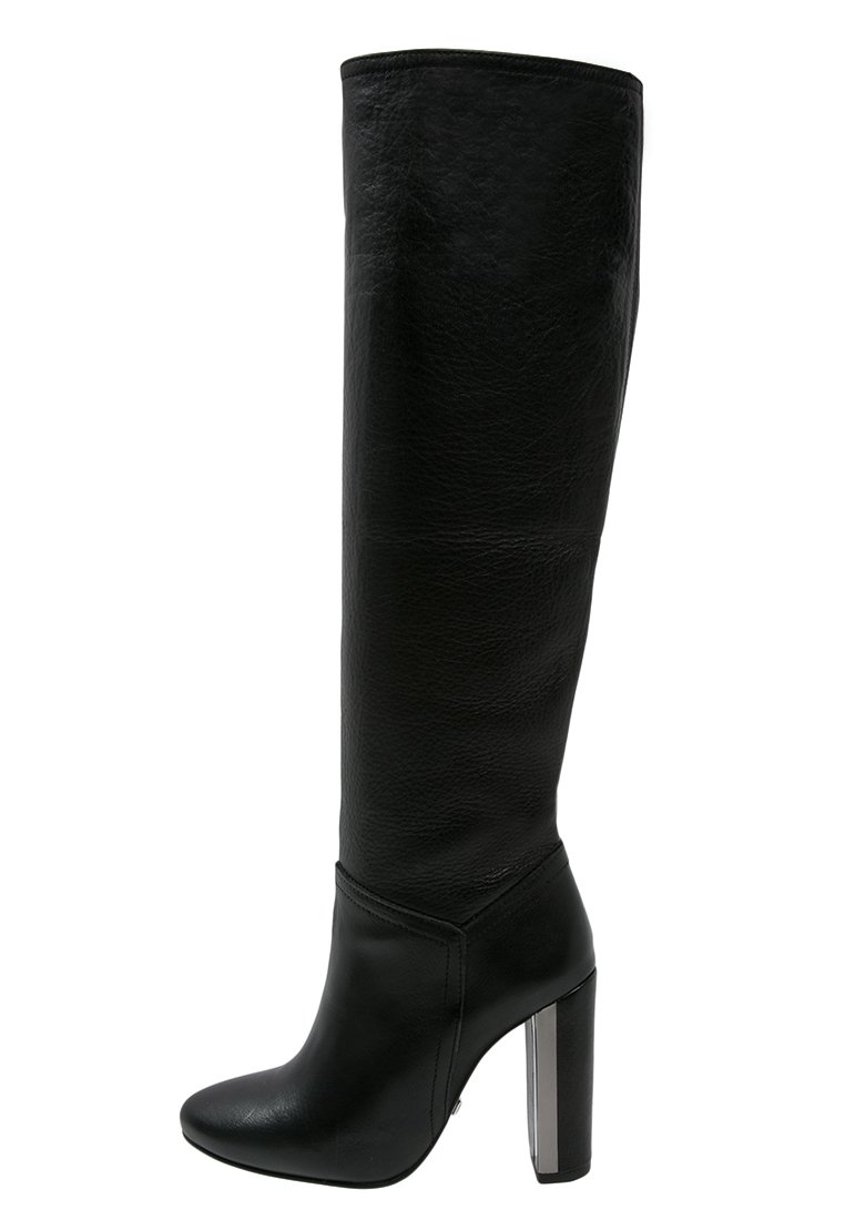 Schwarze Lederstiefel bis zum Knie mit glatter Textur, runder Zehenpartie und klobigem silbernen Absatz. Schlankes Design mit minimalen Nähdetails.