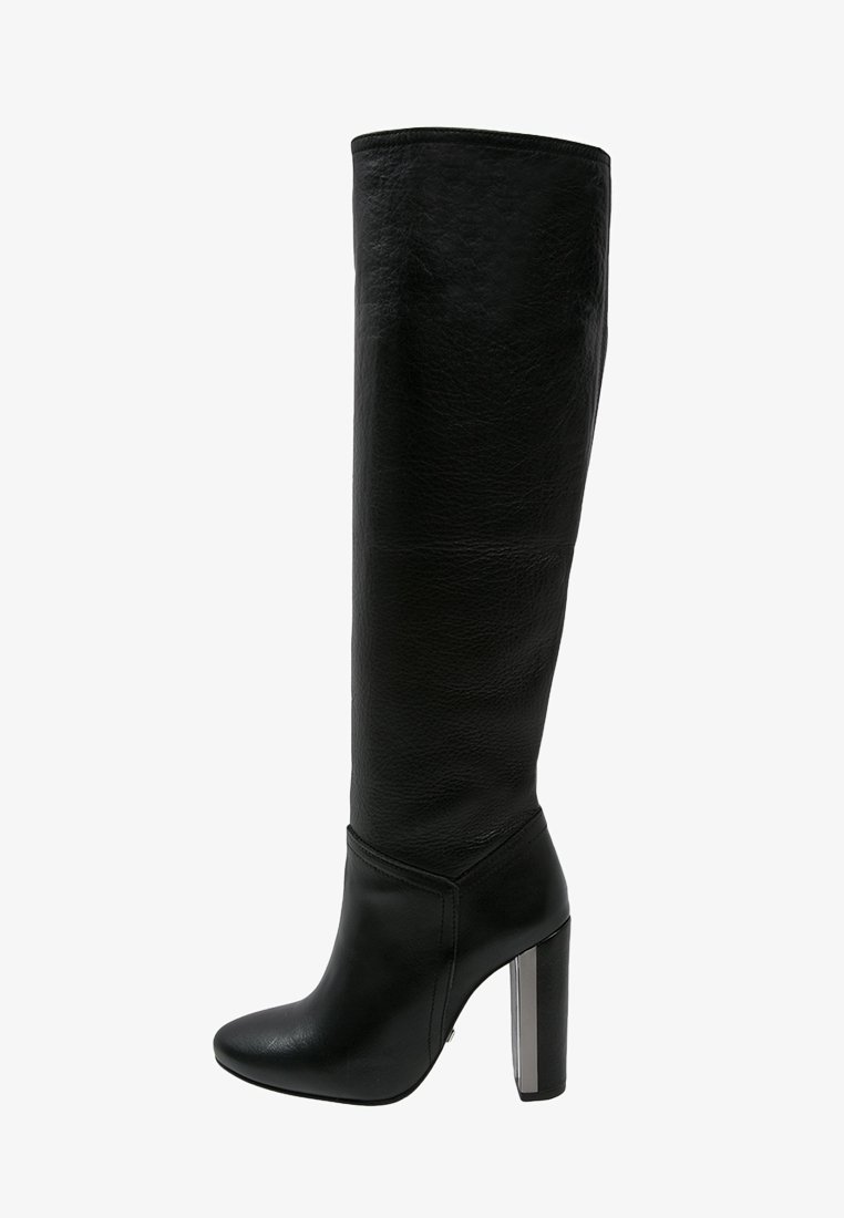 Schwarze Lederstiefel bis zum Knie mit glatter Textur, runder Zehenpartie und klobigem silbernen Absatz. Schlankes Design mit minimalen Nähdetails.
