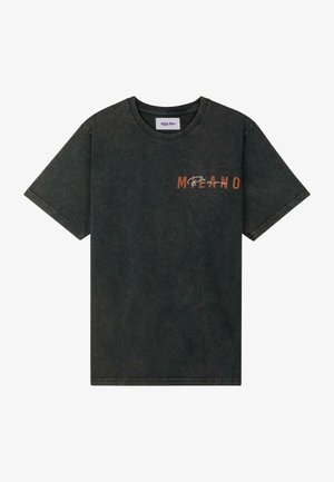 Fekete kőmosott rövidujjú póló, bal oldalon narancssárga "MEANO" felirattal. Kerek nyakkivágás, laza fazon.